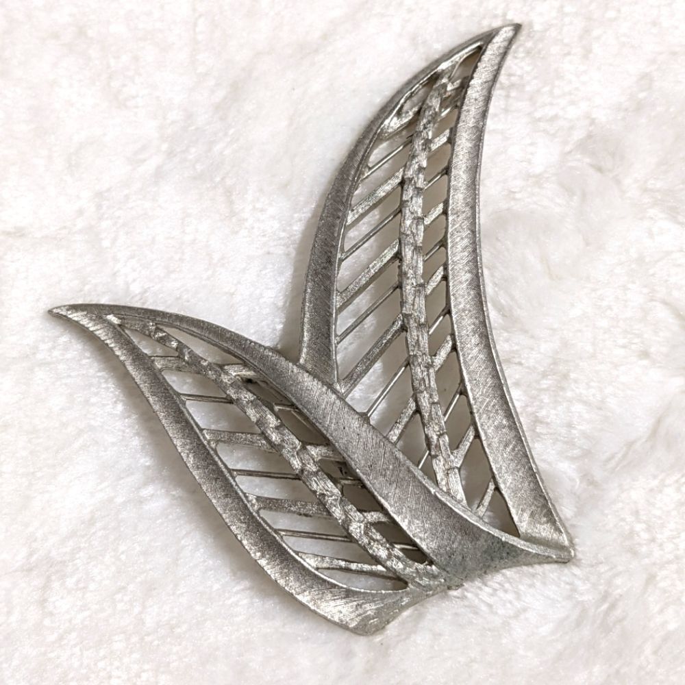 Vintage Brushed Silvertone Fern Brooche - Picture 2 of 7
